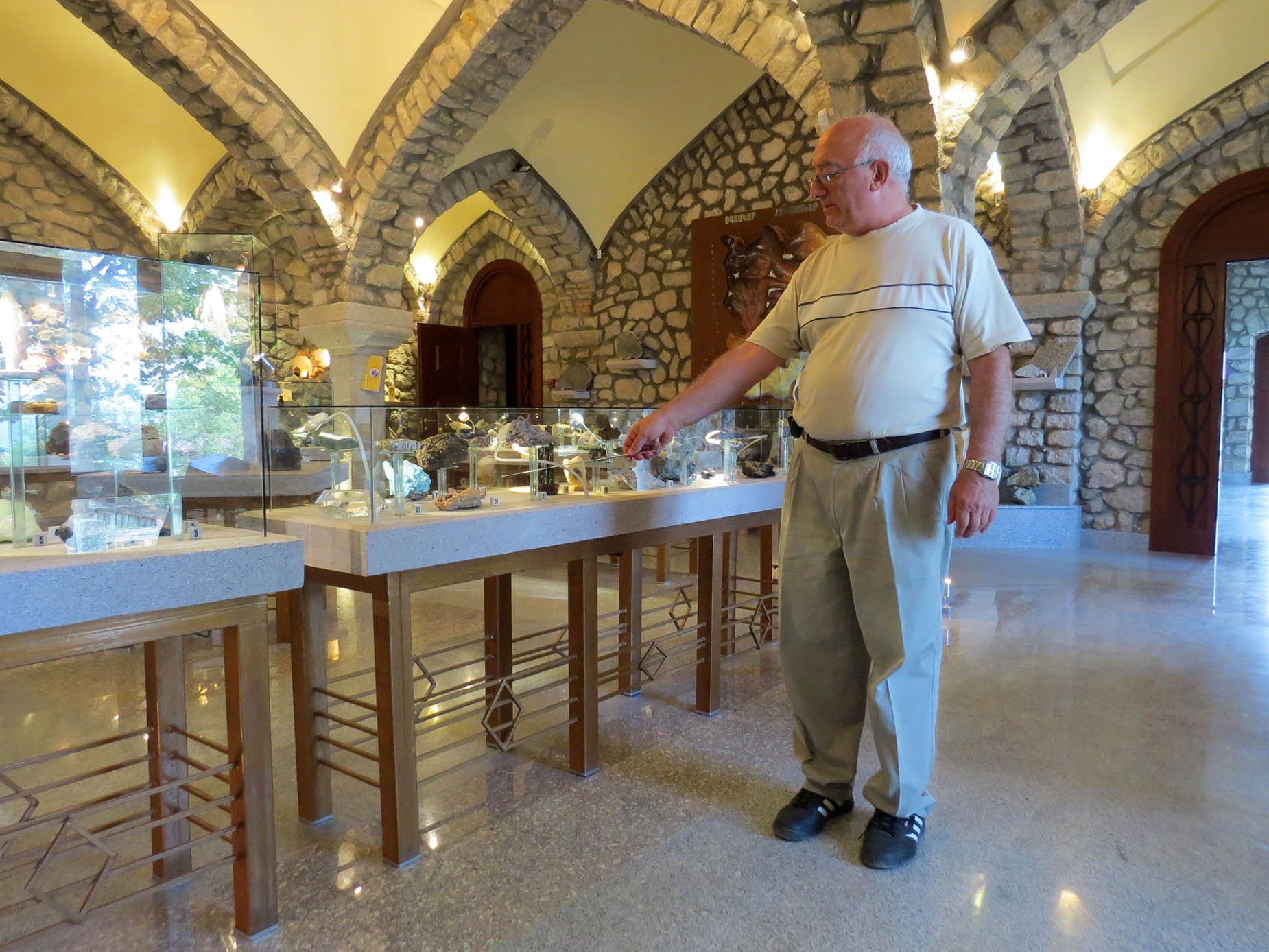 Юрий Аракелян, кандидат географических наук показывает мне экспонаты и объясняет... Юрий Аракелян, кандидат географических наук показывает мне экспонаты и объясняет...