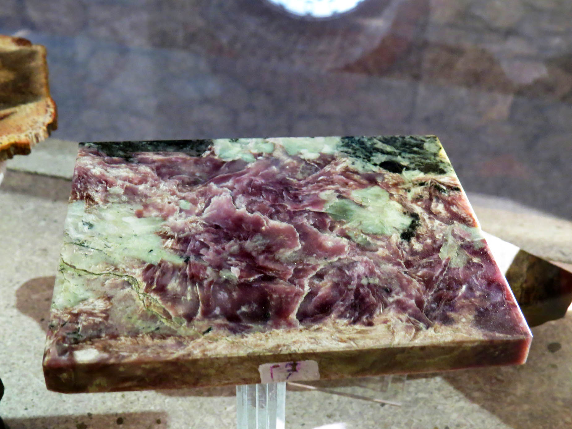 Камень Чароит. Найден в бассейне реки Лены в притоке Чара. Запасы этого камня уже исчерпаны. Делали из этого камня шкатулки, чаши, вазы... Камень Чароит. Найден в бассейне реки Лены в притоке Чара. Запасы этого камня уже исчерпаны. Делали из этого камня шкатулки, чаши, вазы...