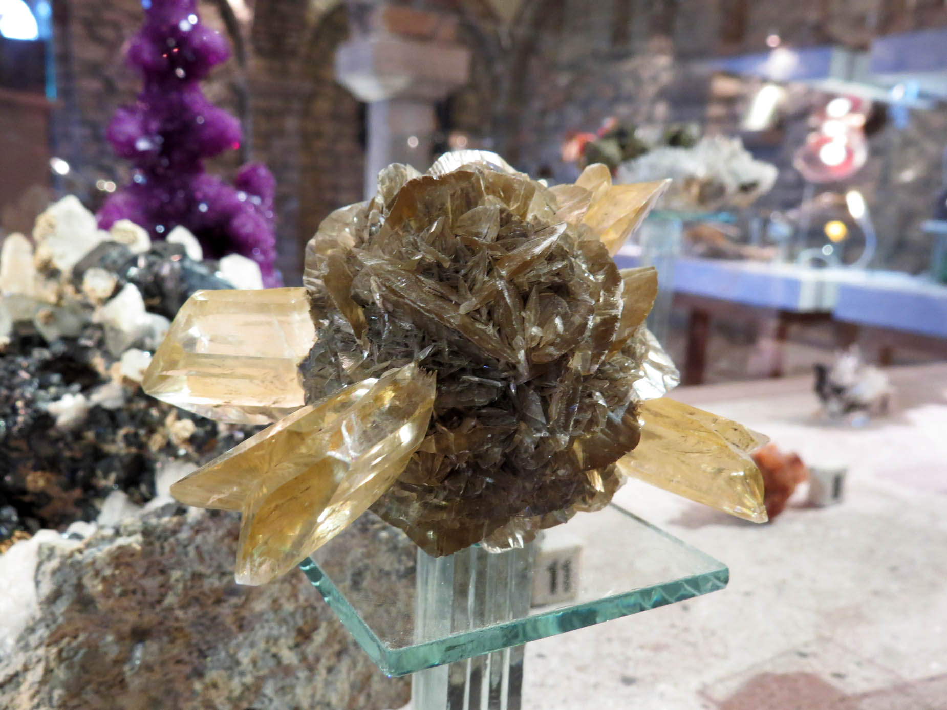 Лунный камень. Также называется Хвост ласточки. Лунный камень. Также называется Хвост ласточки.