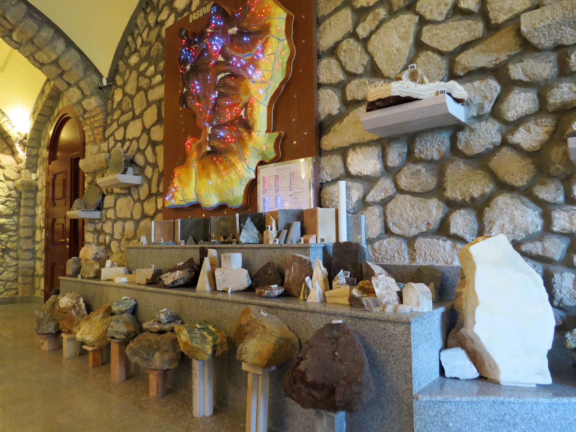 Карта Карабаха, где отмечены полезные ископаемые. На стенде часть камней и минералов, имеющихся в Карабахе. Карта Карабаха, где отмечены полезные ископаемые. На стенде часть камней и минералов, имеющихся в Карабахе.