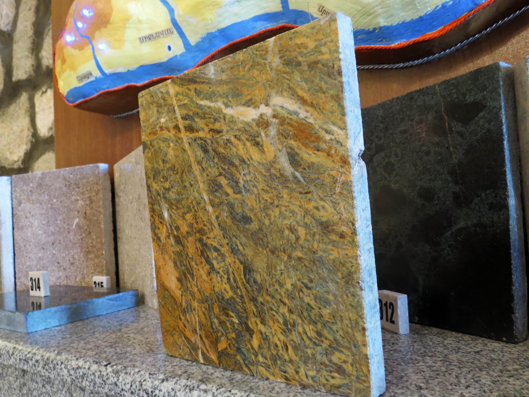 Листвинит. Найден на территории Нагорного Карабаха. Листвинит. Найден на территории Нагорного Карабаха.