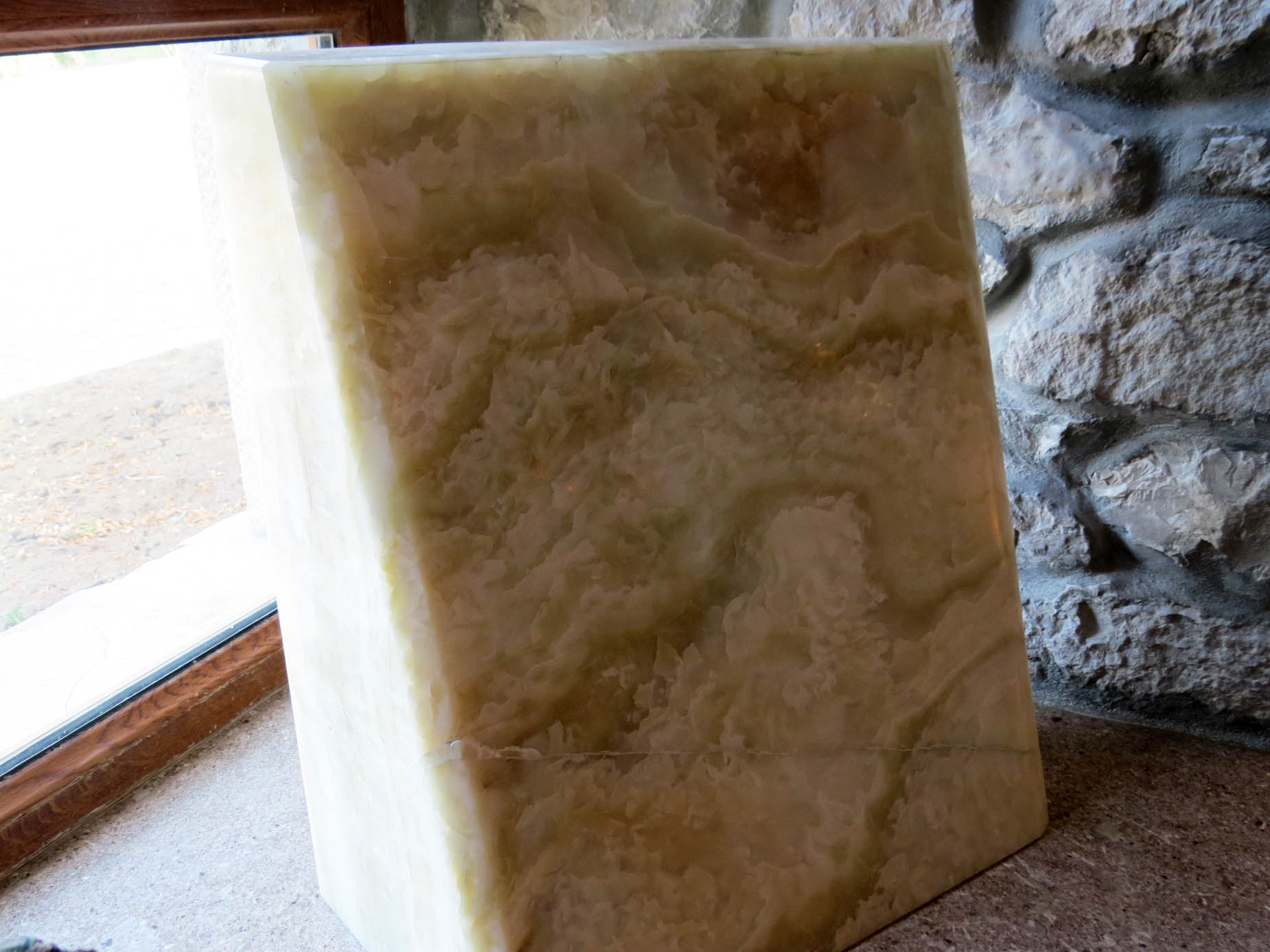 Мраморный Оникс. Находится на территории Карабаха. Мраморный Оникс. Находится на территории Карабаха.