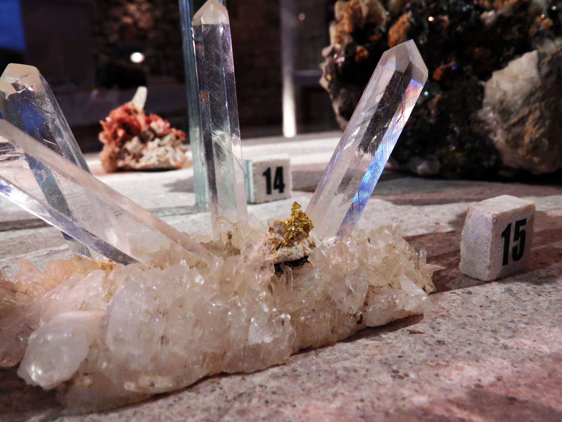 В середине самородок золота, а вокруг пьезокварц. Найден на Урале.