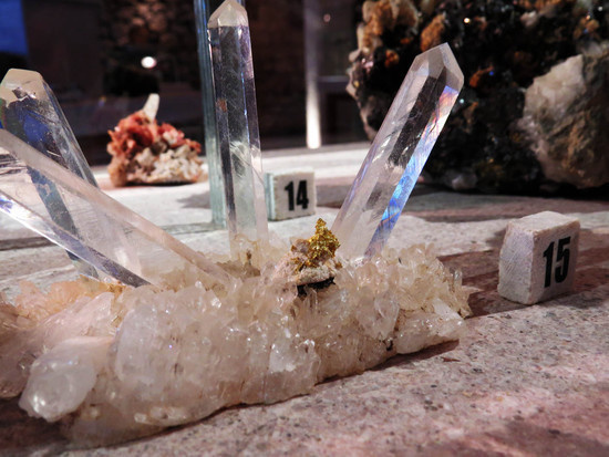 В середине самородок золота, а вокруг пьезокварц. Найден на Урале.