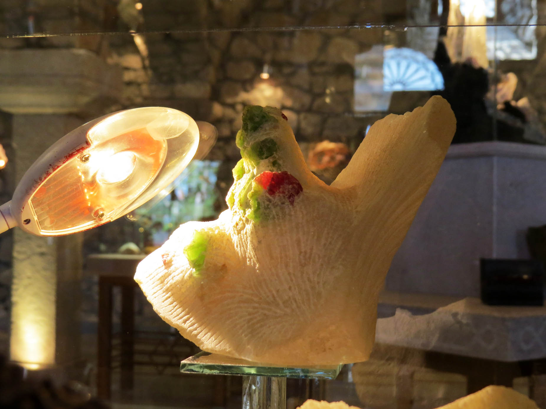 Драгоценный камень шпинет. Драгоценный камень второй категории. Уступает бриллианту, алмазу, рубину и изумруду. Драгоценный камень шпинет. Драгоценный камень второй категории. Уступает бриллианту, алмазу, рубину и изумруду.