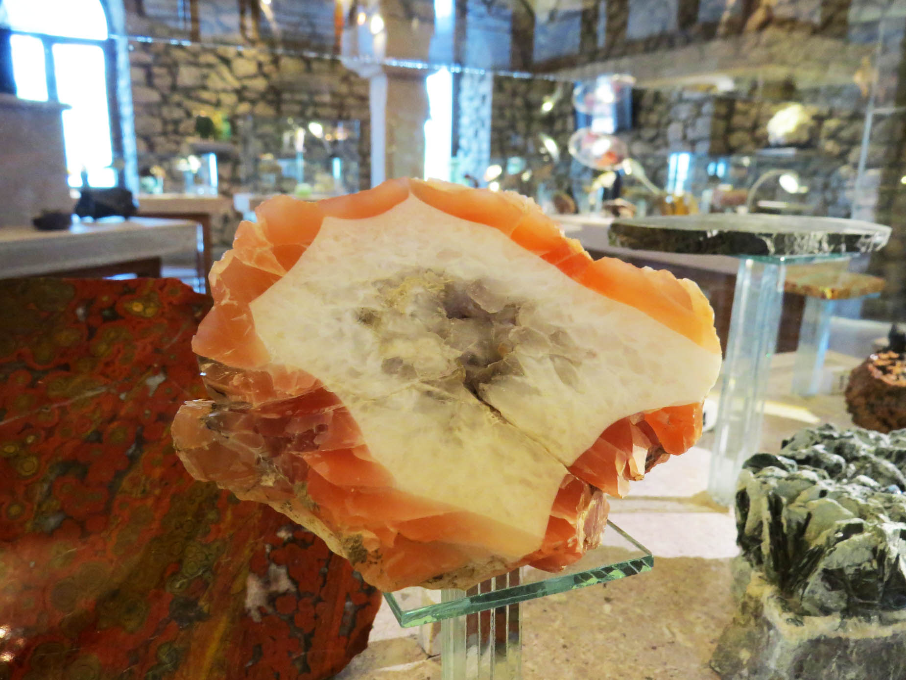 Камень Сердолик, распространена в Нагорном Карабахе, считается полудрагоценным камнем. В античные времена его использовали как украшение. Камень Сердолик, распространена в Нагорном Карабахе, считается полудрагоценным камнем. В античные времена его использовали как украшение.