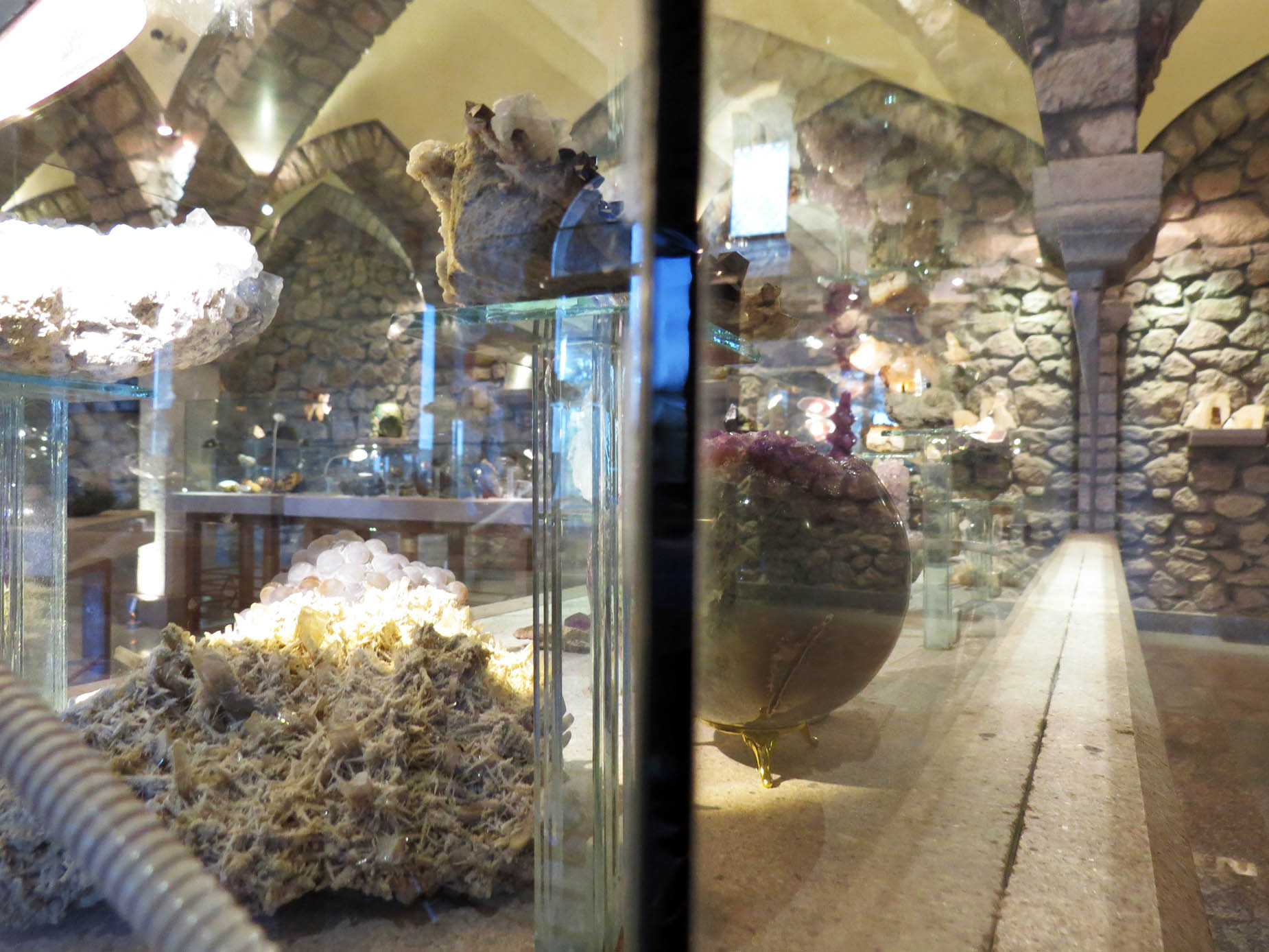 Почти все экспонаты находятся под стеклом. Почти все экспонаты находятся под стеклом.