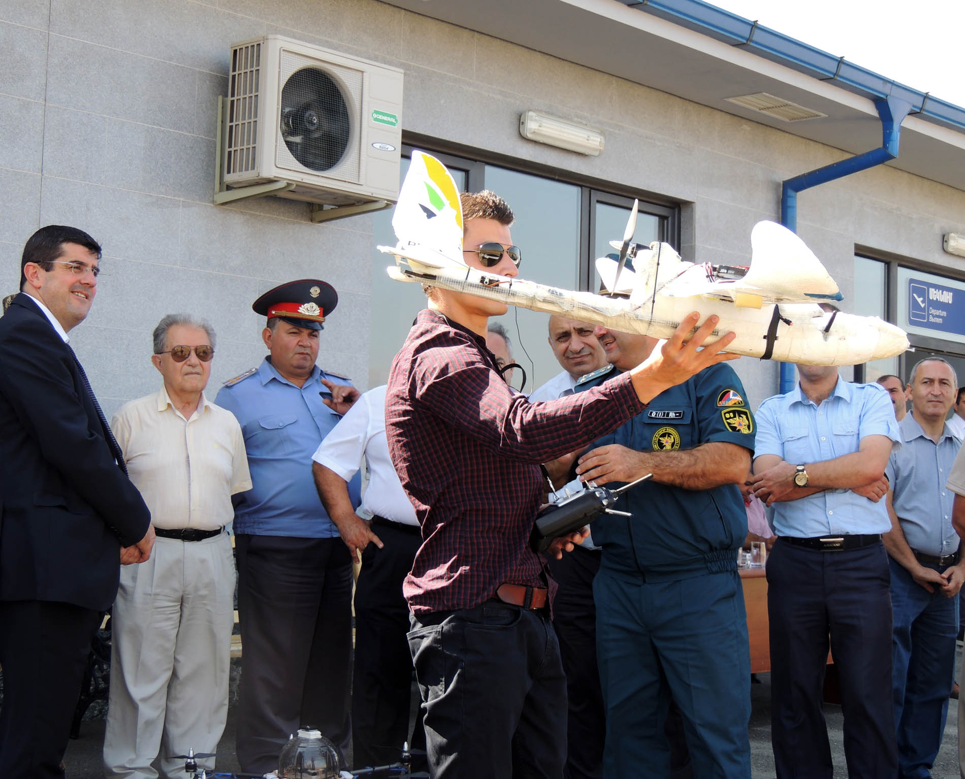 Волонтёр показывает робот-самолётик и рассказывает о его возможностях. Волонтёр показывает робот-самолётик и рассказывает о его возможностях.