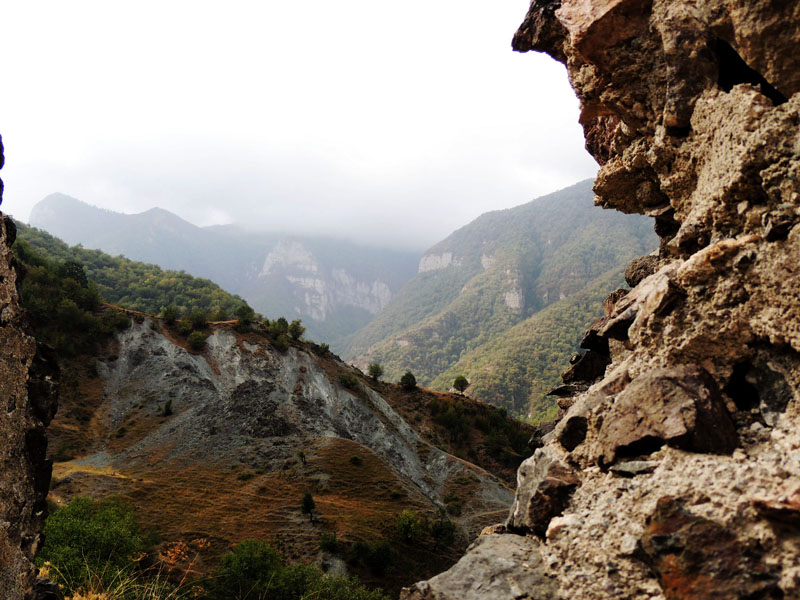 Часть разваливлейся стены монастыря Дади и горы. Часть разваливлейся стены монастыря Дади и горы.