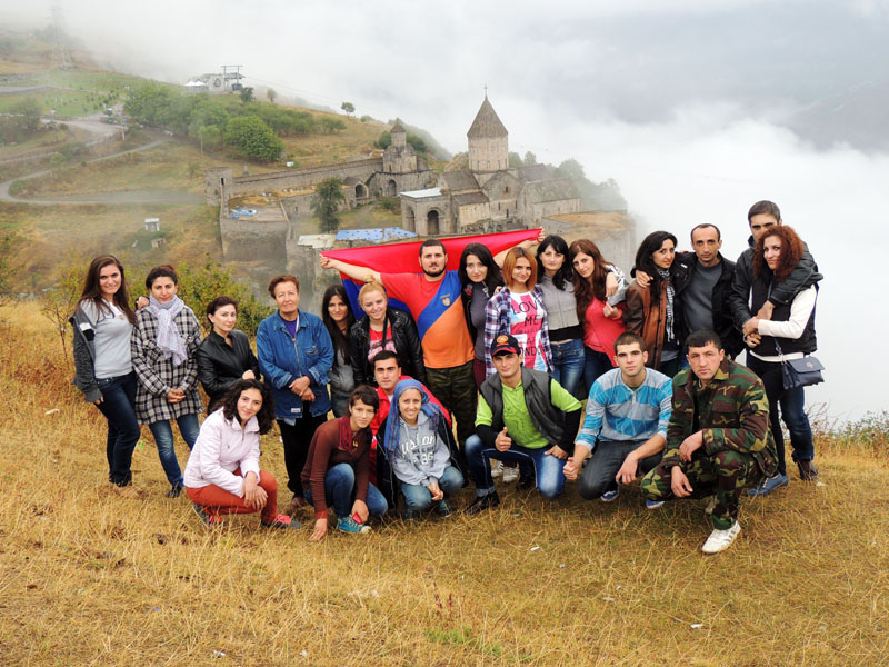 ... и группа этим воспользовалась, сфотографировавшись на фоне монастыря. ... и группа этим воспользовалась, сфотографировавшись на фоне монастыря.