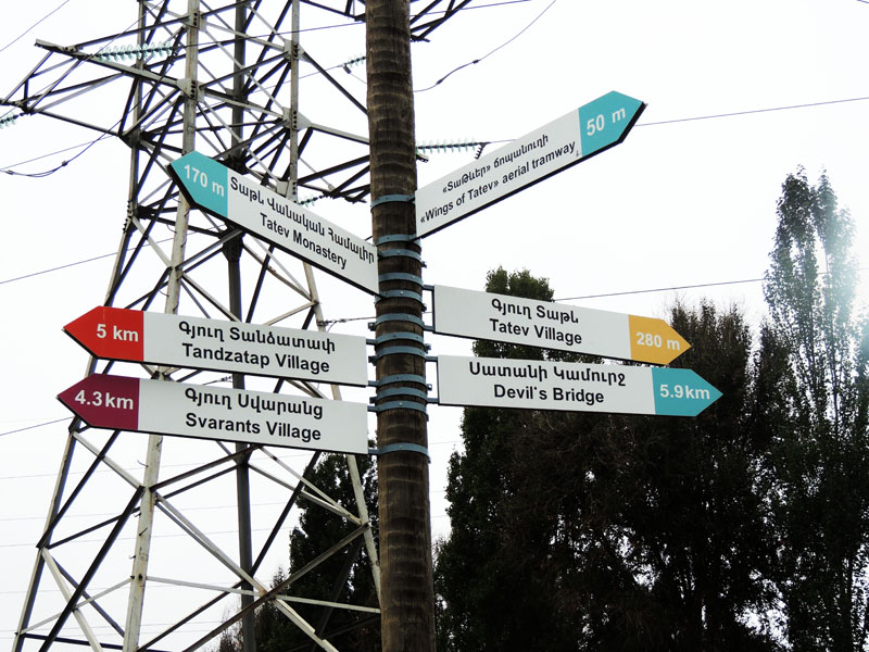 Указатель. Подходим к монастырю. Указатель. Подходим к монастырю.