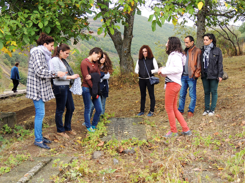 Девушки помогают мне прочитать что написано ан камне, на староармянском. Девушки помогают мне прочитать что написано ан камне, на староармянском.