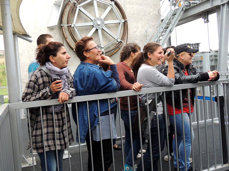 В очереди, чтобы по канатной дороге переехать глубокое ущелье. В очереди, чтобы по канатной дороге переехать глубокое ущелье.
