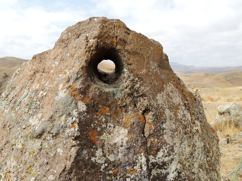 Отверстия в камнях имеют вполне практическое значение. Через них в определенное время видны звезды и небесные тела. Отверстия в камнях имеют вполне практическое значение. Через них в определенное время видны звезды и небесные тела.