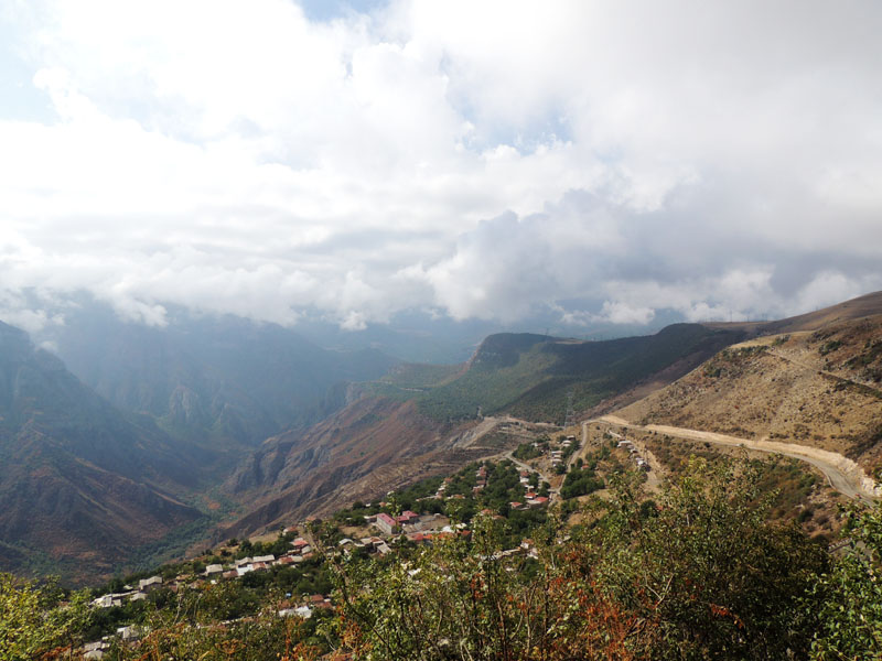 Фото снято с канатной дороги. Внизу село Алидзор. Фото снято с канатной дороги. Внизу село Алидзор.