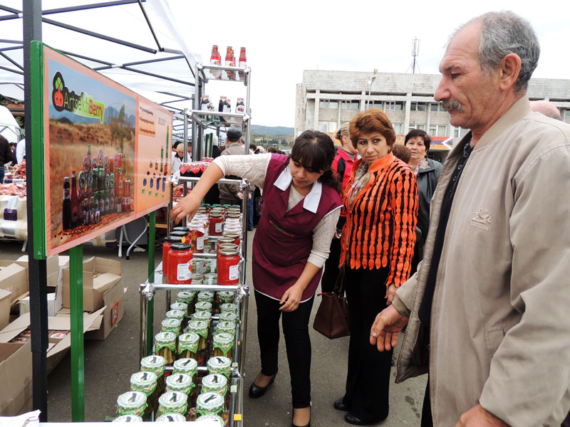 Люди с удовольствием покупают продукцию Люди с удовольствием покупают продукцию