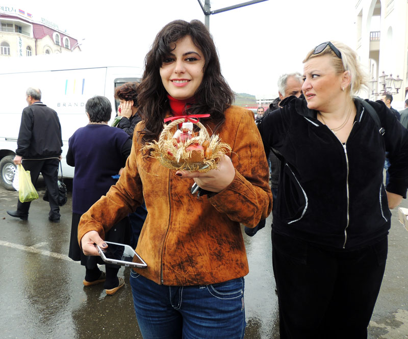 Лидит из Еревана, приехала в гости, и купила сувенир на ярмарке себе на память. Лидит из Еревана, приехала в гости, и купила сувенир на ярмарке себе на память.