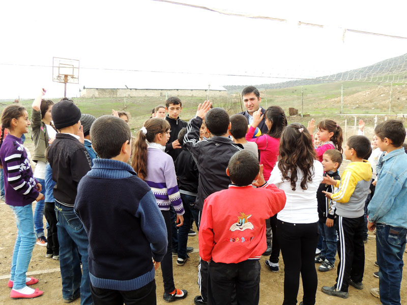 Самвел собрал детей для проведения интерактиных игр Самвел собрал детей для проведения интерактиных игр