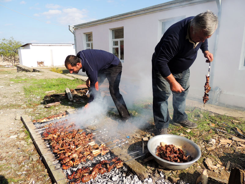 Взрослые, тем временем, уже готовили шашлык из барашка... Взрослые, тем временем, уже готовили шашлык из барашка...