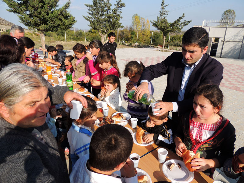 Колективный обед. Самвел сам разливает детишкам сок. Колективный обед. Самвел сам разливает детишкам сок.