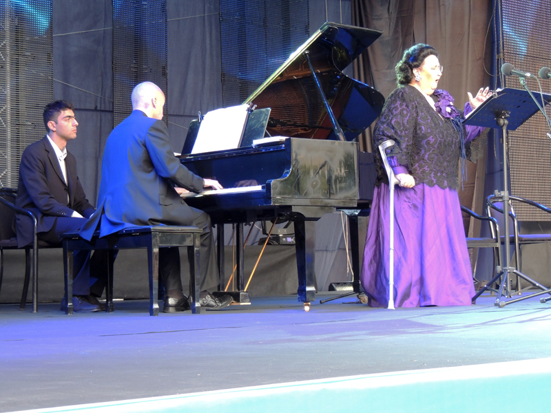 Монсеррат Кабалье исполняет песню из своего репертуара. Монсеррат Кабалье исполняет песню из своего репертуара.