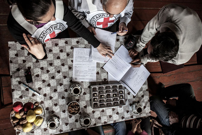 Сотрудники отдела по розыску собирают подробные данные о без вести пропавших членах семьи.