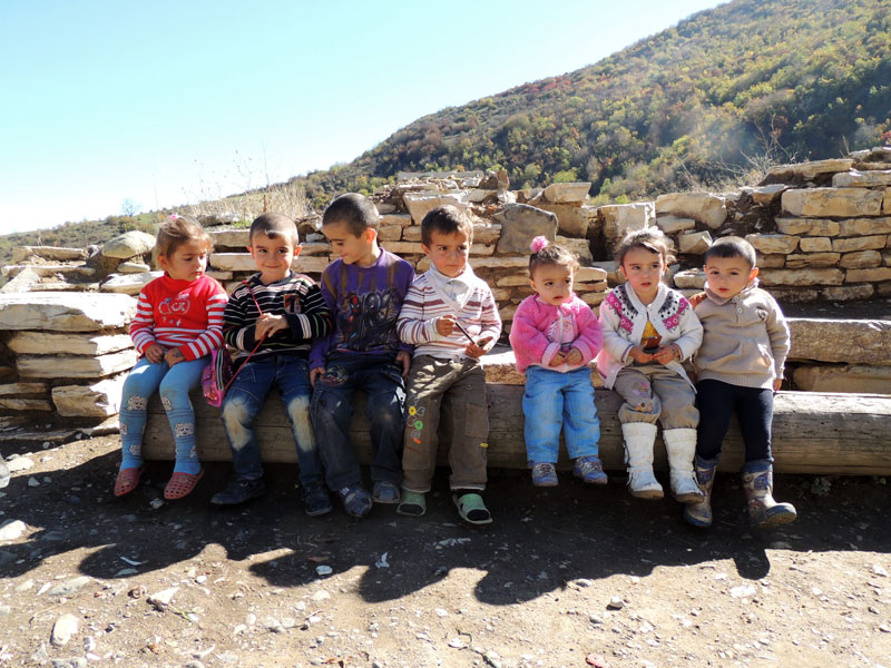 Дети греются на солнышке. Дети греются на солнышке.