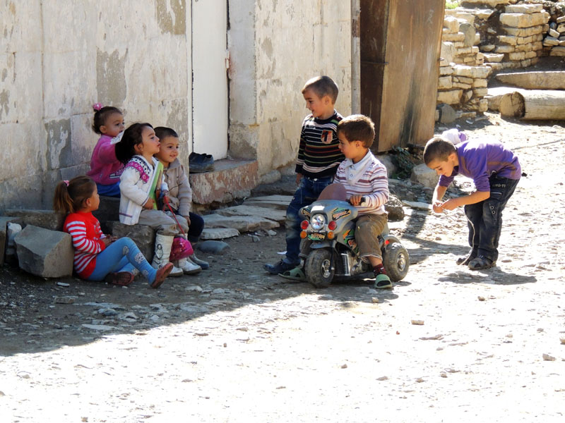 Детвора играется на улице. Детвора играется на улице.