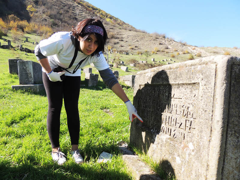 Арев мне помогает - читает, что написано на камне. Арев мне помогает - читает, что написано на камне.