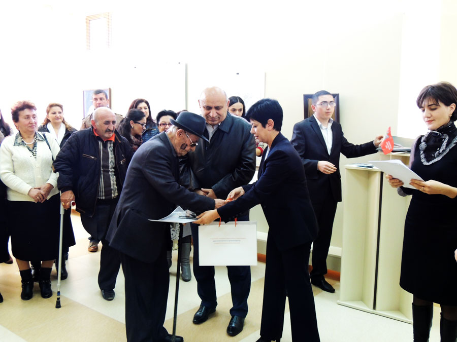 Министр Нарине Агабалян вручает приз-подарок Микаэлу Бегларяну, занявшего 3 место. Министр Нарине Агабалян вручает приз-подарок Микаэлу Бегларяну, занявшего 3 место.