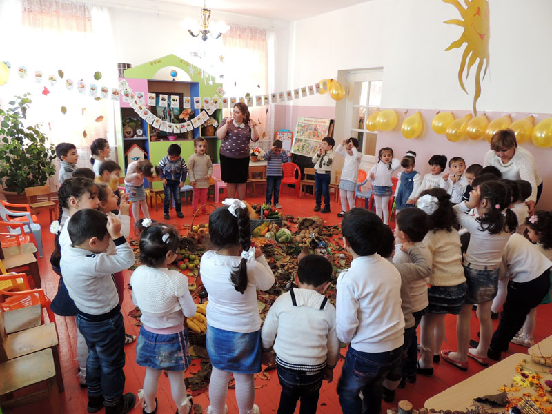 Воспитательница группы Инна Габриелян с детьми. Воспитательница группы Инна Габриелян с детьми.