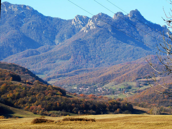 Еще, когда мы ехали по трассе, издали заметили с.Гарнакар, уютно примостившись на склоне горы, в ущелье.