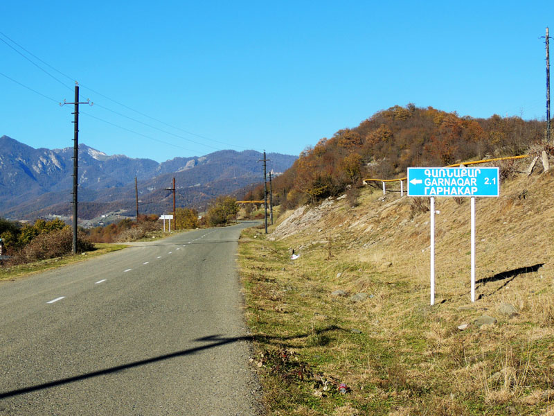 Указатель подсказал нам, что нам надо свернуть налево. Указатель подсказал нам, что нам надо свернуть налево.