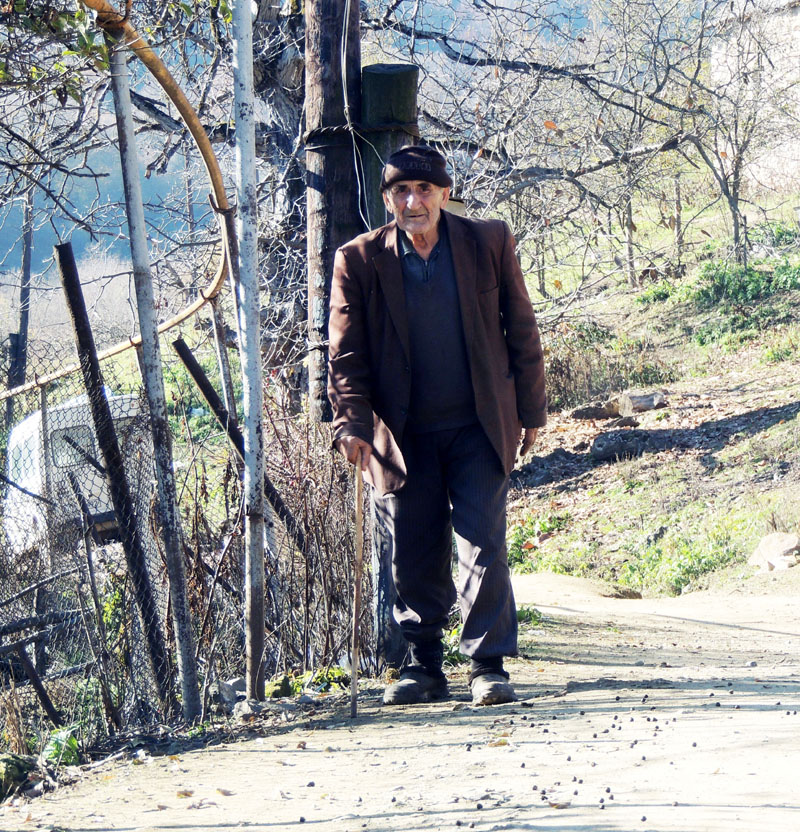 Первым, кого мы встретили, был дедушка Арам, ранее долгое время работавший директором школы. Первым, кого мы встретили, был дедушка Арам, ранее долгое время работавший директором школы.