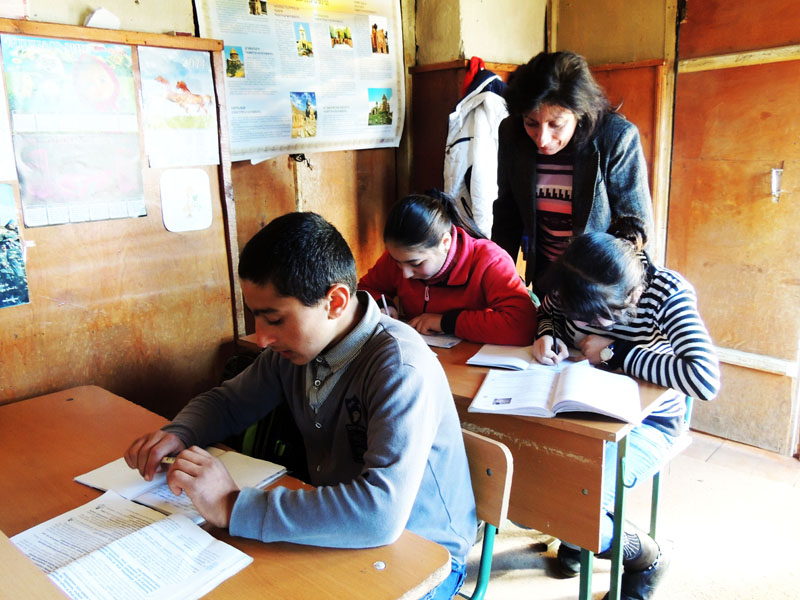 Рузанна Габриелян, педагог армянского языка, 7 класс. Временное свободное помещение вне школы. Рузанна Габриелян, педагог армянского языка, 7 класс. Временное свободное помещение вне школы.