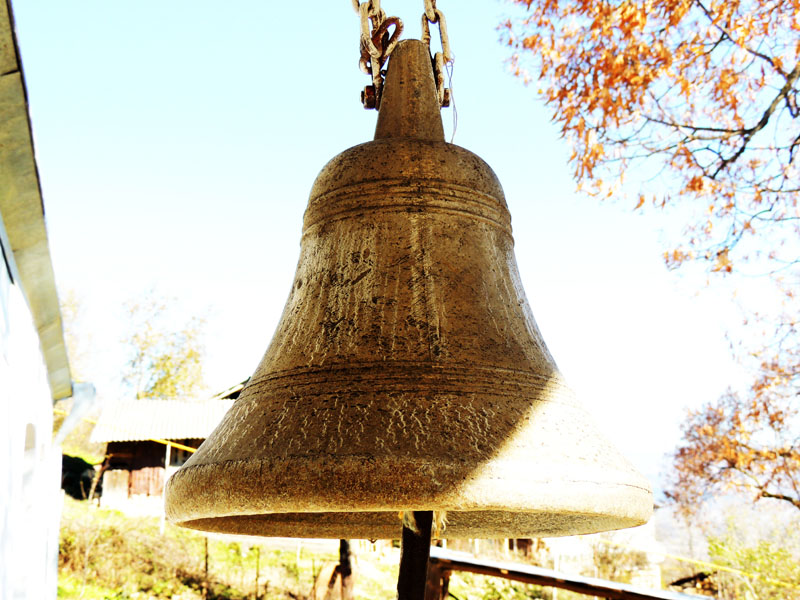 Школьный звонок - колокол с 1938 года. Школьный звонок - колокол с 1938 года.