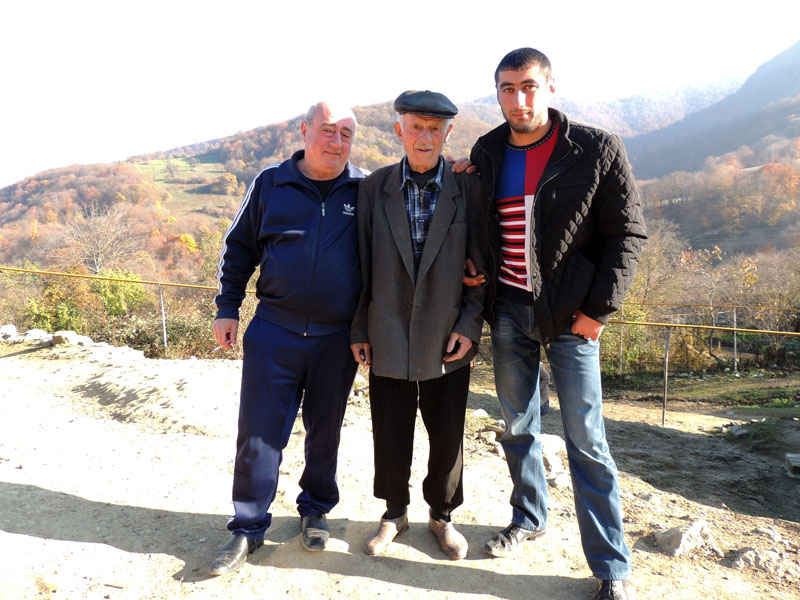 Три поколения - Артавазд Захарян с сыном Нориком и внуком Фараоном. Три поколения - Артавазд Захарян с сыном Нориком и внуком Фараоном.