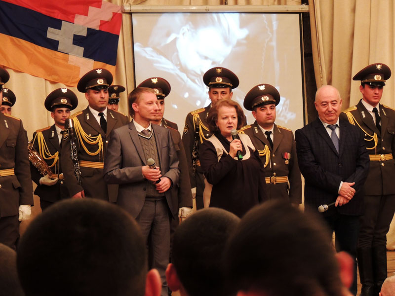 Виктор Коноплёв, Лилия Баласанян и Рубен Осипов говорят слова благодарности за такой прекрасный концерт.