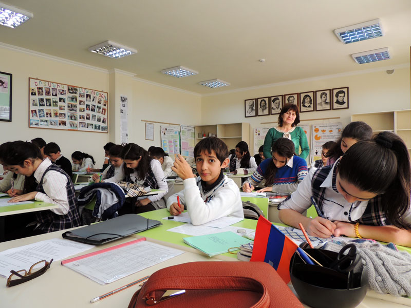 Урок геометрии в 8 классе проводит педагог Аванесян Нина. Урок геометрии в 8 классе проводит педагог Аванесян Нина.