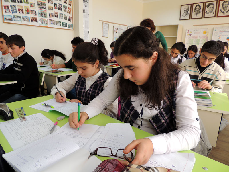 Урок геометрии, дети решают задачу. Урок геометрии, дети решают задачу.