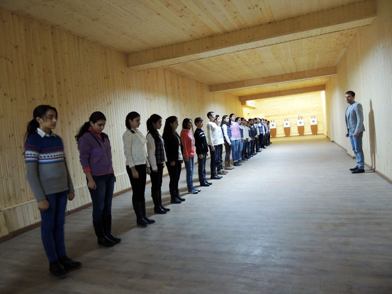 Военрук школы Араик Фирьян проводит урок по строевой подготовке с учениками 8 класса. Военрук школы Араик Фирьян проводит урок по строевой подготовке с учениками 8 класса.