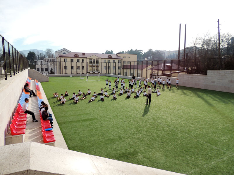 Летняя спортивная площадка. Два шестых класса проходят урок физкультуры. Летняя спортивная площадка. Два шестых класса проходят урок физкультуры.