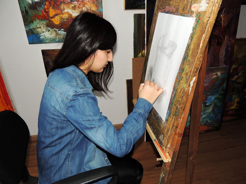 Марта, ученица 12 класса, готовится поступать в архитектурный факультет Ереванского госуниверситета. Марта, ученица 12 класса, готовится поступать в архитектурный факультет Ереванского госуниверситета.