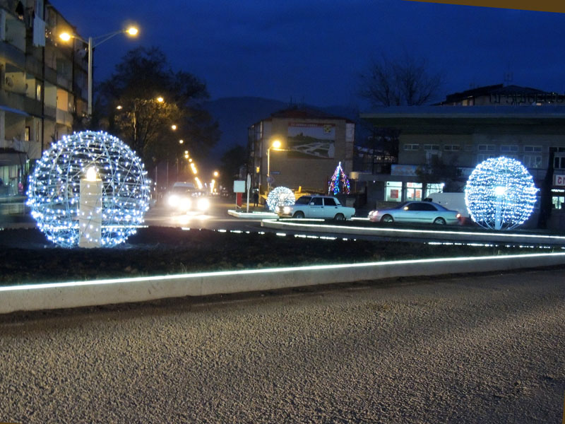 На стыке улиц Артура Мкртчяна и маршала Баграмяна.