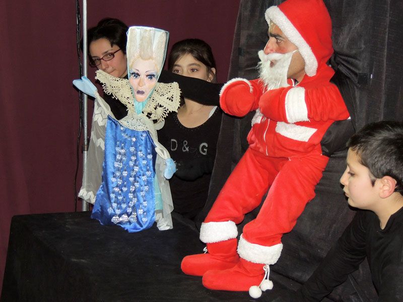 Диалог между Дедом Морозом и Снежной Королевой.