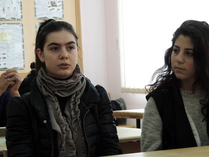 Нелли (крайняя слева) Нелли (крайняя слева)