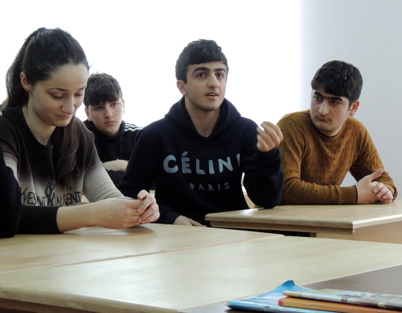 Марат (в середине). Марат (в середине).