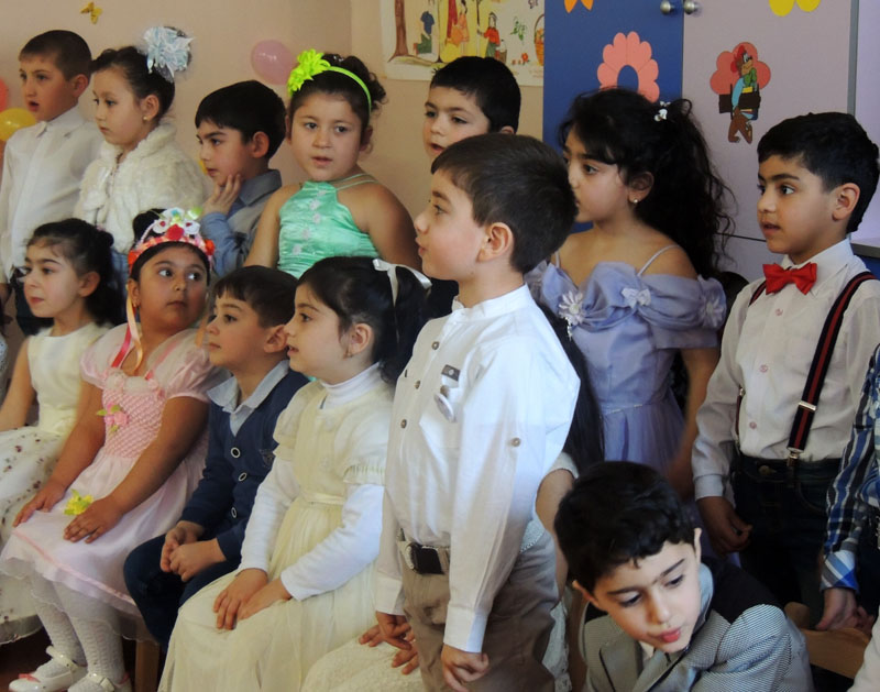 Арманчик читает стихи посвящённые маме. Арманчик читает стихи посвящённые маме.