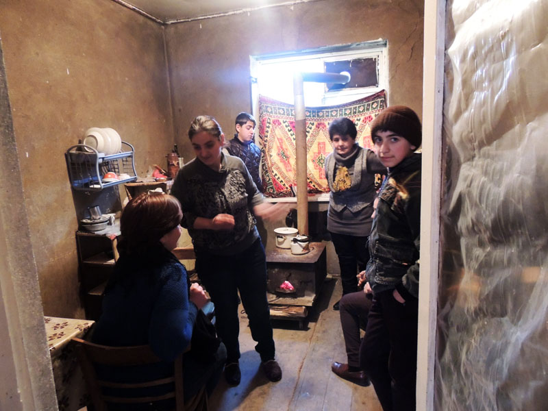 Маленькая комнатка служит кухней, там установлена деревенская печка-буржуйка.  Было тепло...