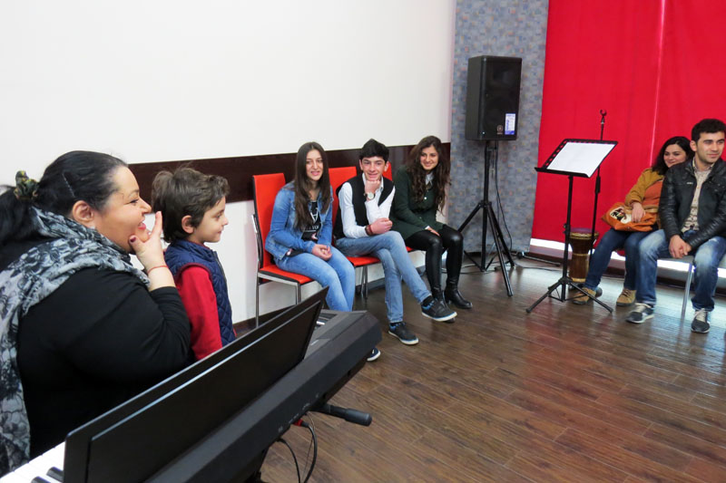 Мариам Мерабова показывает, говорит как правильно использовать голосовые связки и пр.